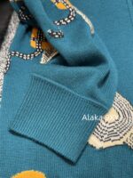 Hermes  H  2024 Autumn/Winter New CollectionMedium to Long Wool/Cashmere Jacquard Ice Cream Pig Nose  Jacquard logo peacock green knitted cardigan jacket for women. - Image 6