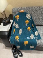 Hermes  H  2024 Autumn/Winter New CollectionMedium to Long Wool/Cashmere Jacquard Ice Cream Pig Nose  Jacquard logo peacock green knitted cardigan jacket for women. - Image 7