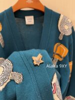 Hermes  H  2024 Autumn/Winter New CollectionMedium to Long Wool/Cashmere Jacquard Ice Cream Pig Nose  Jacquard logo peacock green knitted cardigan jacket for women. - Image 13