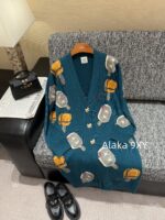 Hermes  H  2024 Autumn/Winter New CollectionMedium to Long Wool/Cashmere Jacquard Ice Cream Pig Nose  Jacquard logo peacock green knitted cardigan jacket for women. - Image 17