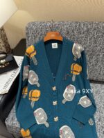 Hermes  H  2024 Autumn/Winter New CollectionMedium to Long Wool/Cashmere Jacquard Ice Cream Pig Nose  Jacquard logo peacock green knitted cardigan jacket for women. - Image 18