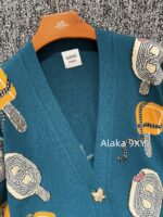 Hermes  H  2024 Autumn/Winter New CollectionMedium to Long Wool/Cashmere Jacquard Ice Cream Pig Nose  Jacquard logo peacock green knitted cardigan jacket for women. - Image 19