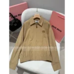miumiu 2025SS Early Fall Collection 🤎 American Retro Jacket - Khaki Leather Logo Notch Collar Coat - Image 12