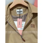 miumiu 2025SS Early Fall Collection 🤎 American Retro Jacket - Khaki Leather Logo Notch Collar Coat - Image 11