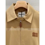 miumiu 2025SS Early Fall Collection 🤎 American Retro Jacket - Khaki Leather Logo Notch Collar Coat - Image 9