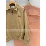 miumiu 2025SS Early Fall Collection 🤎 American Retro Jacket - Khaki Leather Logo Notch Collar Coat - Image 3