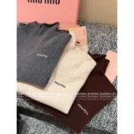 miumiu 2025SS Fall/Winter Collection 🩶 Jacquard Letter Logo Semi-Turtleneck Short-Sleeve Knit Top - 100% Wool - Image 5