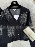 Chanel 25B Early Fall Collection 🖤 Snowflake Logo Sweater - Jacquard Wool Pullover with Round Neck - Image 3