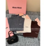 miumiu 2025SS Fall/Winter Collection 🩶 Jacquard Letter Logo Semi-Turtleneck Short-Sleeve Knit Top - 100% Wool - Image 4