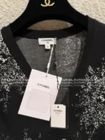 Chanel 25B Early Fall Collection 🖤 Snowflake Logo Sweater - Jacquard Wool Pullover with Round Neck - Image 2