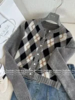 Prada 2025SS Fall/Winter Collection 🆕 Celebrity-Inspired Cashmere Sweater - Preppy Argyle Pullover with Youthful Charm 🐑 - Image 10