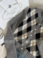 Prada 2025SS Fall/Winter Collection 🆕 Celebrity-Inspired Cashmere Sweater - Preppy Argyle Pullover with Youthful Charm 🐑 - Image 9