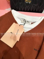 miumiu 25SS Early Fall Collection 🐻 Fake Two-Layer Knit Sweater - Preppy Brown Letter Logo Cropped Pullover - Image 3