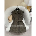 FENDI Early Fall 2025 Collection Classic Jacquard Logo Sleeveless Belted Mid-Length Vest for Women - Image 7