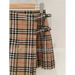 BURBERRY 25 Spring/Summer Collection 🤎 Heavyweight Pleated Mini Skirt - High-Waist Slimming A-Line Silhouette - Image 19