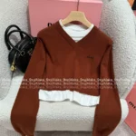 miumiu 25SS Early Fall Collection 🐻 Fake Two-Layer Knit Sweater - Preppy Brown Letter Logo Cropped Pullover