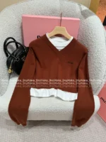 miumiu 25SS Early Fall Collection 🐻 Fake Two-Layer Knit Sweater - Preppy Brown Letter Logo Cropped Pullover