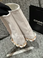 Chanel 2025 Fall/Winter Must-Have Combat Boots ❕ 100% Genuine Leather Wide-Cuff Metal Chain ⛓️👢 Leg-Lengthening Boots - Instantly Create the Illusion of Longer Legs! - Image 10