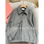 miumiu 2025 Early Fall/Winter Collection 🩶 Minimalist Luxury Gray Tones Lapel Letter Logo Imported Lambswool/Cashmere Jacket - Image 4