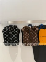 Louis Vuitton 2025 Early Fall/Winter Collection 🔍 Hooded Sleeveless Polar Fleece Granular Print Logo Quilted Vest for Women