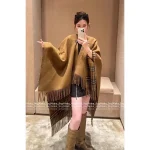 BURBERRY 2025 Fall/Winter Collection 🦙 Little Rich Girl Plaid Fringe Mid-Length Heavyweight Reversible Shearling Cape - Image 13