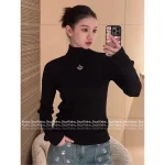 Louis Vuitton 2025 Early Fall/Winter Collection 🔍 Embroidered Logo Mock Neck Black Slim-Fit Wool Knit Base Layer for Women - Slimming & Elegant - Image 5