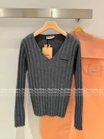miumiu 2025 Early Fall/Winter Collection 🆕 V-Neck Ribbed Gray Tones Versatile Wool Knit Sweater 🐑 100% Imported Wool