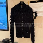 Chanel 2025 Fall/Winter Collection 🦋 Silver-Thread Inlaid 3D Snowflake Embellishment Mock Neck Crystal Button Black Slim-Fit Wool Knit Top